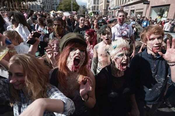 Pas de RN à Matignon   -   Des milliers de manifestants contre la perspective d’un RN au pouvoir - Page 3 5edee3cf9625a_zombie-walk