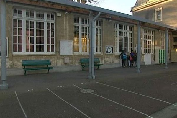 La cour du Collège Lemière, Caen