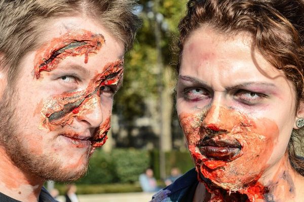 Deux des participants à la Zombie Walk de Rouen, samedi 31 octobre 2015. 