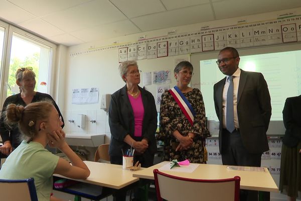 Le ministre de l'Éducation Nationale a discuté avec des élèves d'une classe Ulis dans le cadre d'une visite au collège Proudhon sur le thème de l'inclusion.