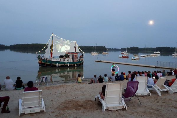 Le "Mary Jane" amarré devant la "plage 82" de la base de loisirs de Saint Nicolas de la Grave, au confluent du Tarn et de la Garonne