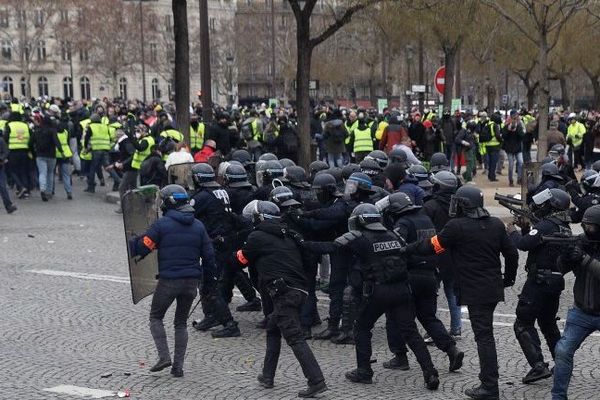 Quelques tensions sont apparues place de l'Etoile lors de cette 9e mobilisation des gilets jaunes.