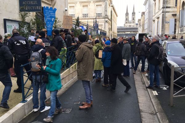 La manifestation des opposants aux bassines réunis devant la préfecture de Niort.