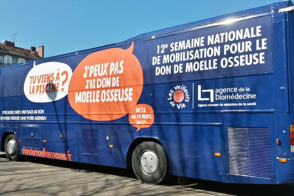 Le bus du don de moelle osseuse est installé au Champ de Juillet depuis midi, ce vendredi 17 mars.