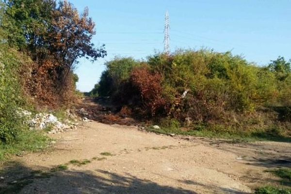 Le lieu où avait été découvert les restes calcinés de la victime, un chemin isolé en bordure de forêt à Vernouillet dans les Yvelines.