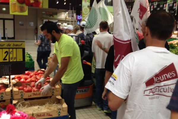 Montpellier - contrôle de l'origine des produits par les éleveurs et les agriculteurs dans un grand magasin- 31 juillet 2015.