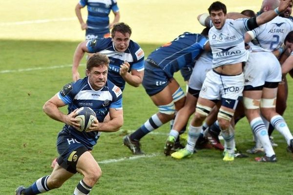 Le joueur sud-africain de Castres, Rory Kockott ballon en main pendant le Coupe d'Europe de Rugby, dimanche à Castres. Un match perdu par Montpellier 23 à 29.