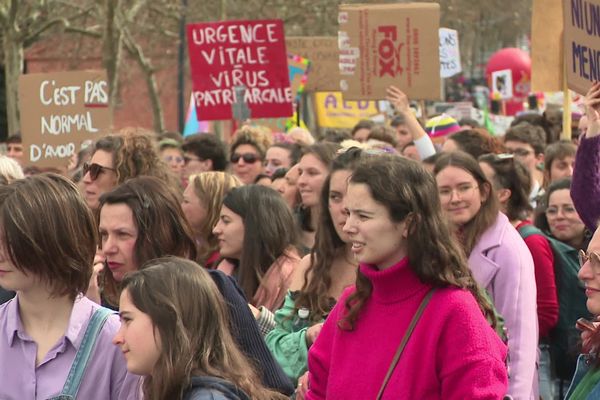 Plusieurs milliers de personnes ont manifesté dans les rues de Toulouse, ce mercredi 8 mars 2023, pour la Journée internationale des droits des femmes.