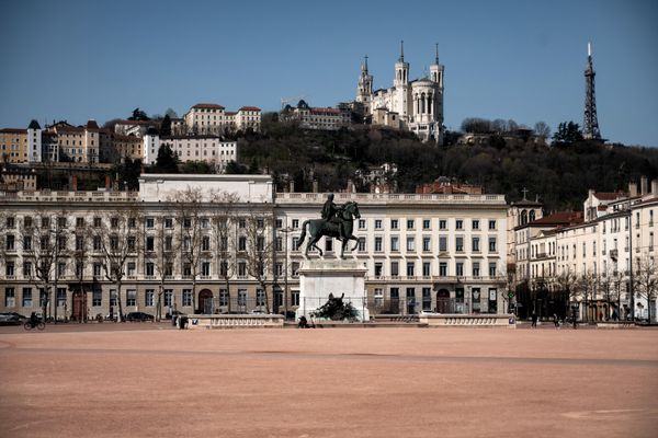 Les Lyonnais réclament plus de végétalisation place Bellecour