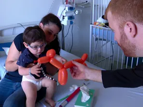 Des magiciens bénévoles viennent apporter un peu de rêve dans le quotidien des enfants hospitalisés au Centre hospitalier de Hyères, dans le Var.