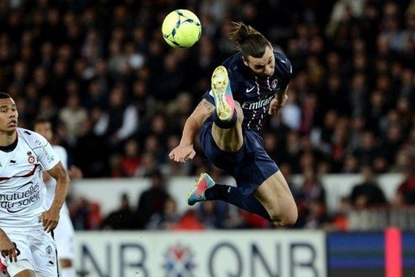 Zlatan à l'action lors de la rencontre PSG/OGC au Parc des Princes du 21 avril 2013.