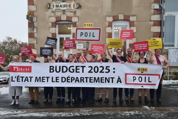 Plisieurs élus de la Nièvre rassemblés dans la commune de Poil pour envoyer un message fort au gouvernement.