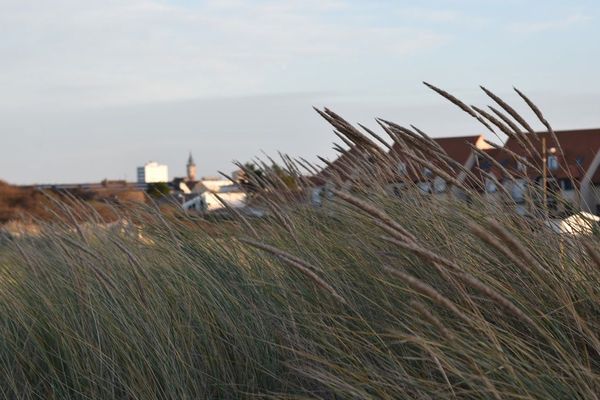 Une vue de Calais depuis les dunes de la plage.