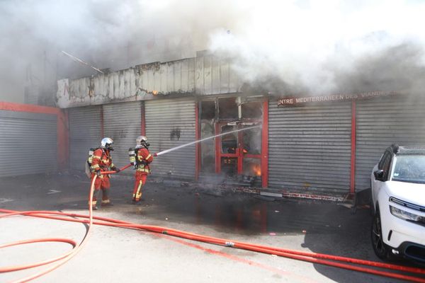 60 marins-pompiers ont été mobilisés pour éteindre l'incendie.