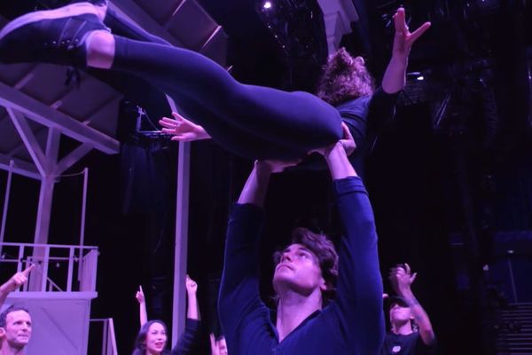 Deux comédiens répètent la scène mythique du porté de Dirty Dancing