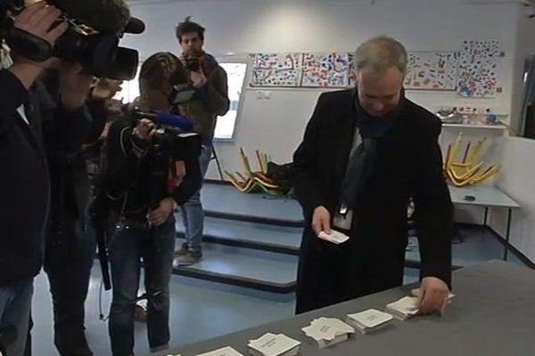 Le candidat écologiste a voté à Nantes peu avant midi.