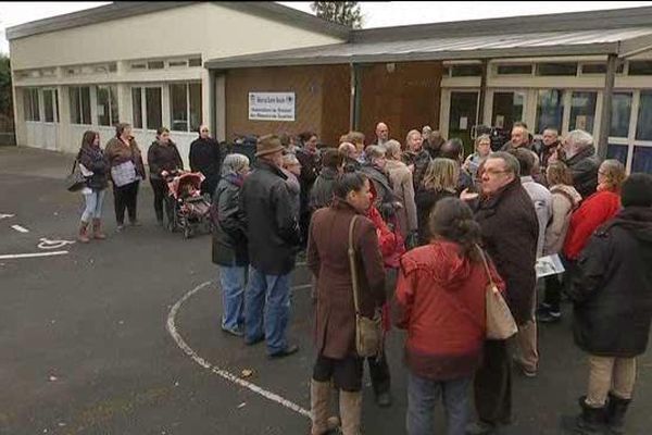 A Beaulieu, les habitants inquiets du sort de leur maison de quartier se sont rassemblés ce mardi matin. 