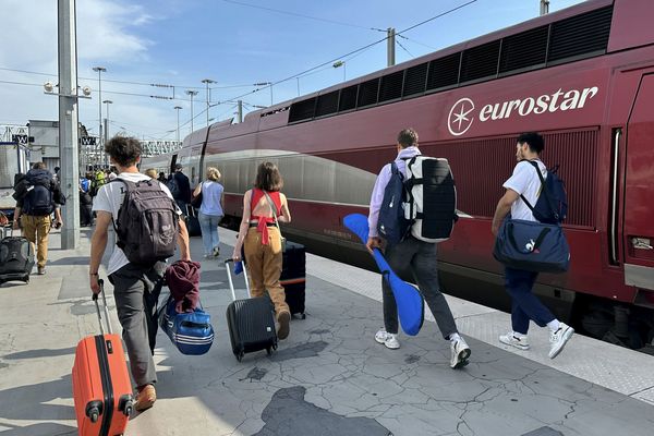 Plus de 800 passagers de l'Eurostar se sont retrouvés bloqués dans le tunnel sous la Manche ce 27 décembre. Un problème technique qui a provoqué plusieurs retards en gare du Nord.