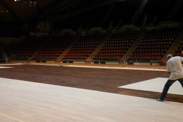 Le nouveau parquet de Beaublanc en cours d'installation