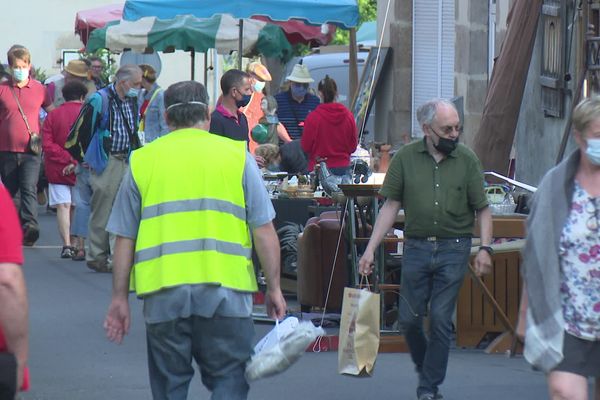 La Covid n'a pas empêché une forte affluence à la traditionnelle brocante de Chéniers en Creuse