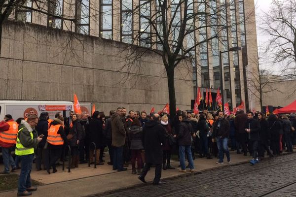 Les agents de la région Bourgogne-Franche-Comté manifestent à Dijon jeudi 12 janvier 2017.