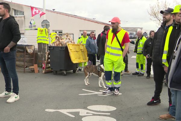 À La Rochelle, la grève des éboueurs, pourrait durer une semaine.