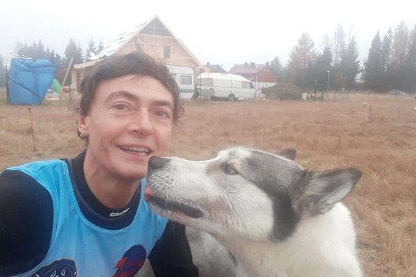 Frédérique Maertens et l'un de ses chiens