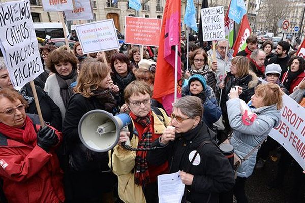 Manifestation de soutien pro avortement devant l'ambassade d'Espagne à Paris. déc 2013