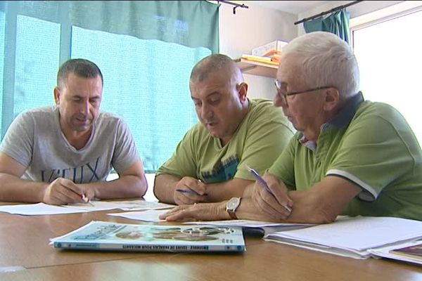 Yetulla et Lédian apprennent le français auprès de Guy Pommier, un bénévole du secours catholique à Lons le Saunier (Jura).