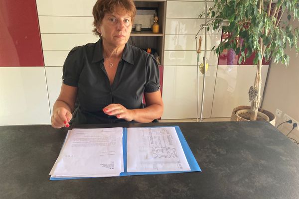 Christine Jaffard avec la lettre qui valide à sa mère la récupération des 90000 euros de bons du trésor. L’affaire traîne depuis 2017.