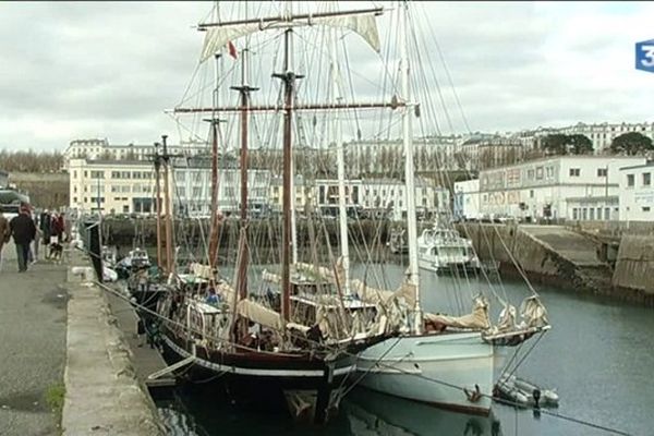 Le Bel Espoir et le Rara Avis à quai, dans le port de Brest, avant leur départ.