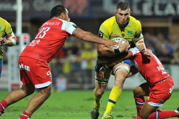 Le deuxième ligne de l'ASM Clermont Auvergne Paul Jedrasiak au stade Marcel Michelin en août 2015