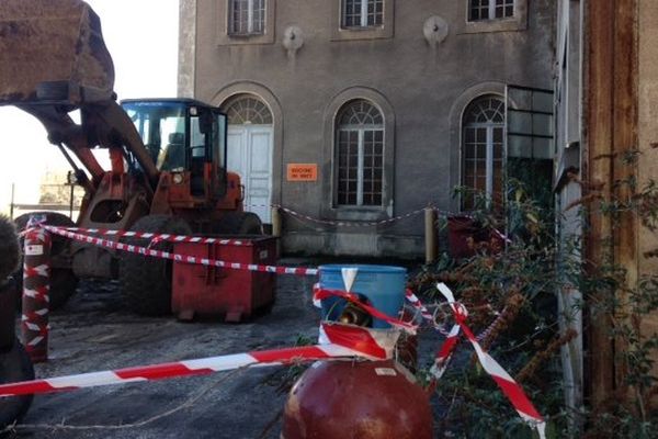 La centaine de salariés a installé des bouteilles de gaz autour du bâtiment abritant la machine de Watt. 