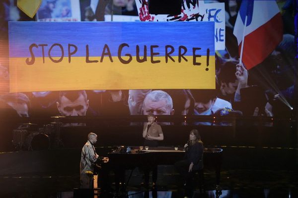 Eddy de Pretto, Jane Birkin et Sofiane Pamart lors du concert Unis pour l'Ukraine le 8 mars 2022.