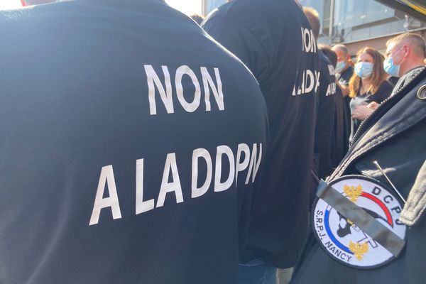 Les enquêteurs de police judiciaire (PJ) devant le tribunal de Nancy lundi 17 octobre.