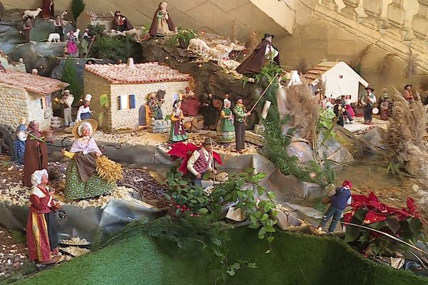 Beaucaire (Gard) - la crèche provençale a été installée dans le hall de la mairie - décembre 2023.