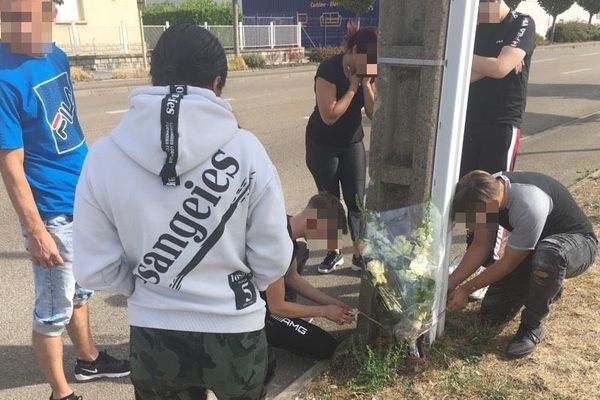 Des proches de la victime ont déposé ce samedi une gerbe de fleurs près du lieu de l'accident.