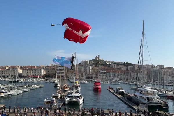 Un parachutage au-dessus du Vieux-Port.