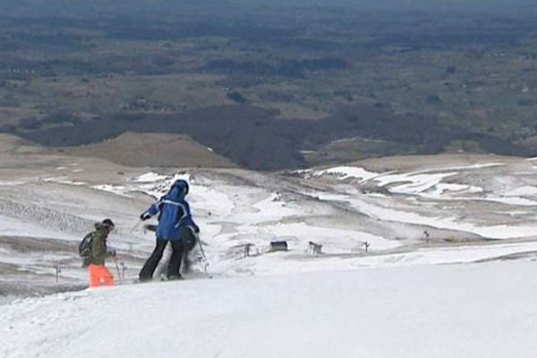 Touristes et habitants des environs sont venus profiter d'une journée ensoleillée dans les stations de ski, en ce lundi de Pâques.