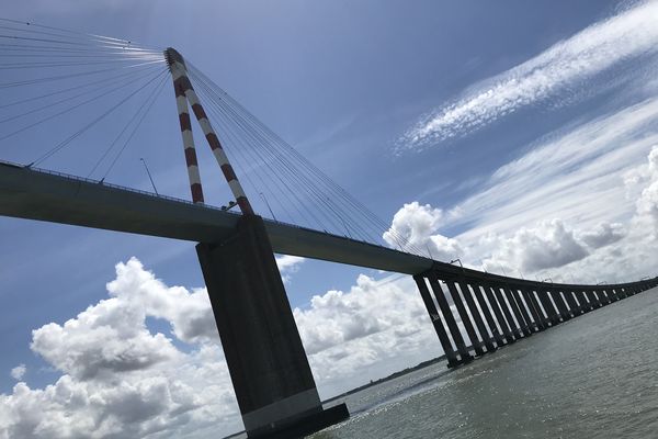 Plusieurs témoins disent avoir vu le père jeter sa fille par dessus la rembarde du pont.