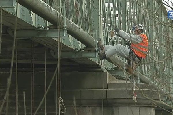 Les ponts de Thouaré et Mauves-sur-Loire subissent en ce moment une campagne d'inspection, menée par des cordistes professionnels.