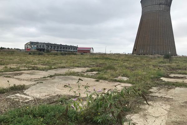 Cette friche industrielle est pressentie pour accueillir sur 9 hectares le Normandy Memory, projet mémoriel qualifié dès l'origine de "D-Day land" par ses opposants.