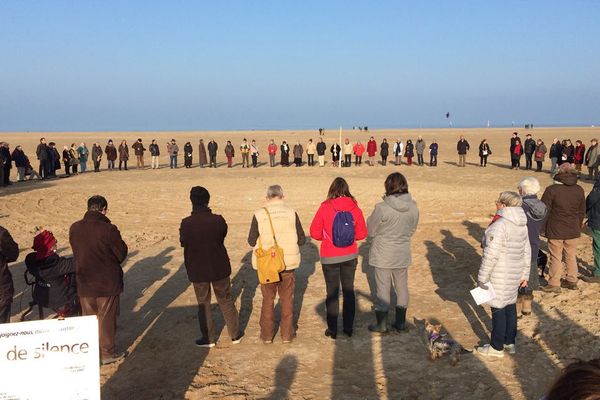 Plusieurs personnes ont répondu à l'appel du cercle de silence de Caen à Ouistreham ce dimanche