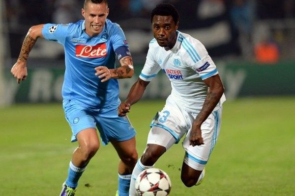 Le milieu de terrain napolitain Marek Hamsik  dans un duel contre le défenseur marseillais Nicolas Nkoulou