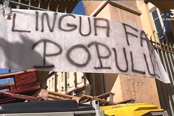 20/02/2019 : le lycée Fesch est bloqué par des étudiants. Ils s'opposent à la réforme du baccalauréat. 