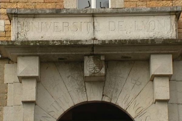 Au début des années 20, Lyon a accueilli l’unique université chinoise hors de Chine ! Dernières traces : les idéogrammes gravés sur le porche.