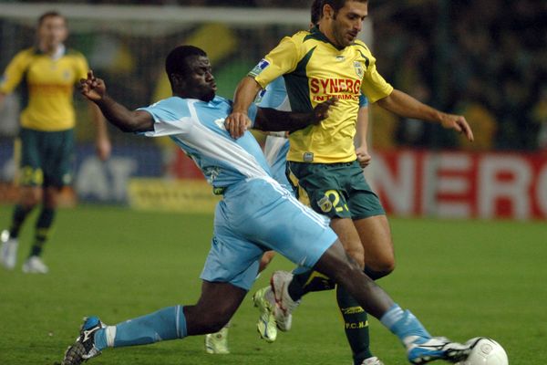 Modeste M'Bami en septembre 2006, alors qu'il disputait un match sous les couleurs de l'Olympique de Marseille.