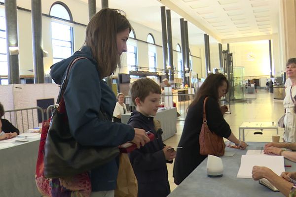 Les électeurs au bureau de vote de Nancy