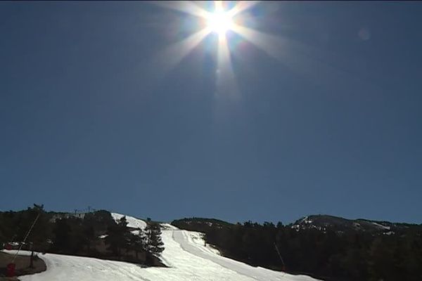 A Gréolières, vue sur mer et ski en tee-shirt cette année.