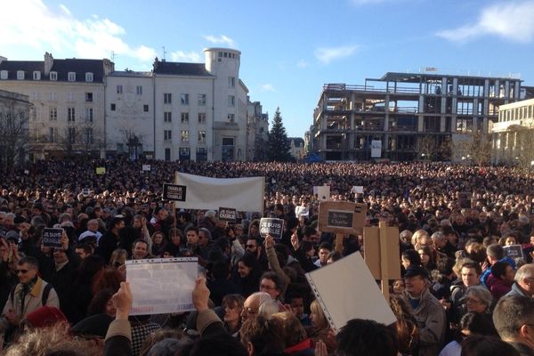 15 000 personnes ont afflué cet après-midi dans les rues de Poitiers.